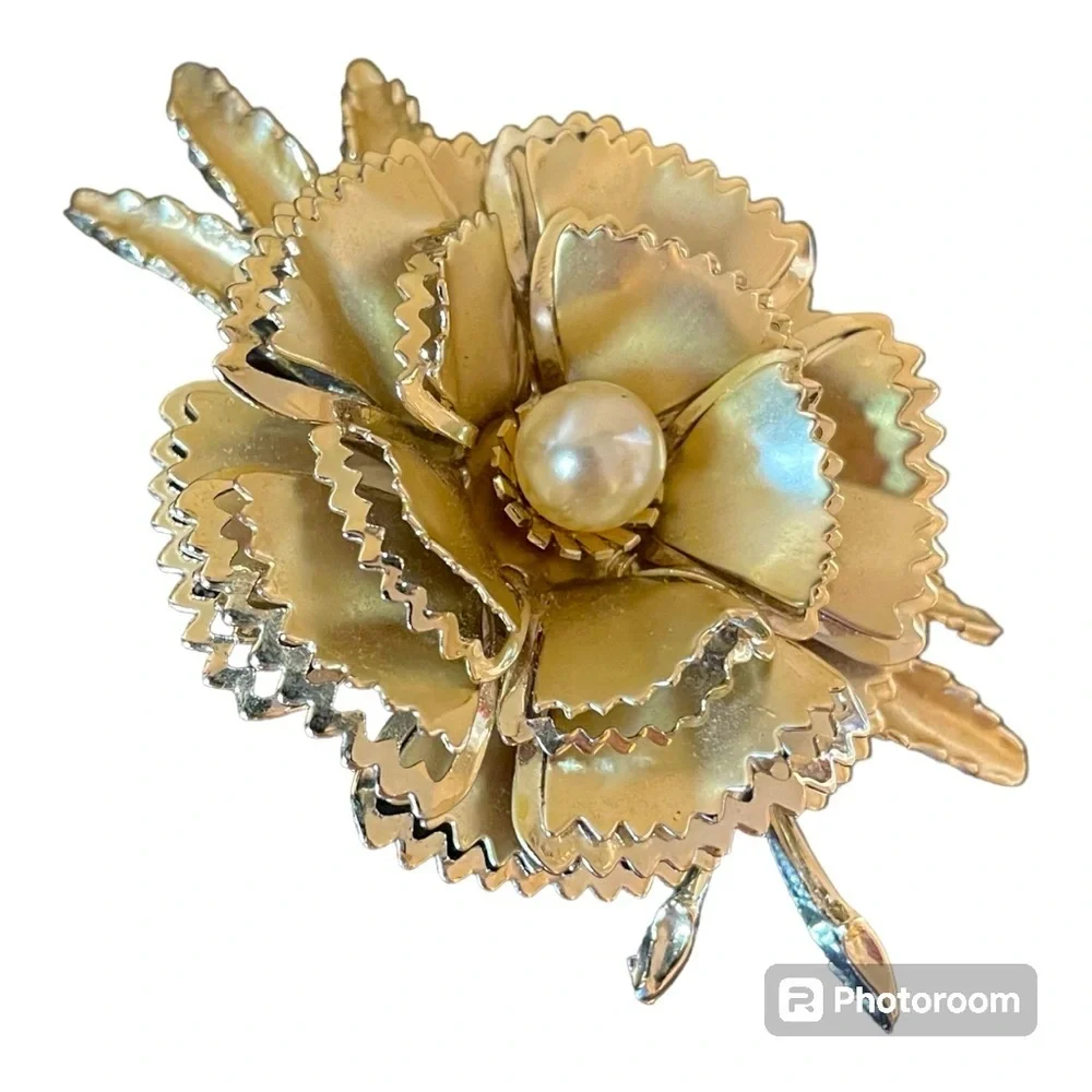 Goldtone Vintage Pearl Flower Brooch